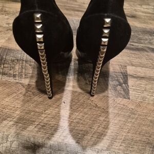 Vince Camuto Black and Gold Platform Heels